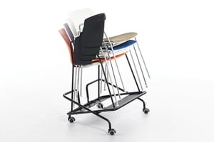 Ein einfacher Stuhltransport dank optional erhältlichem Rollwagen