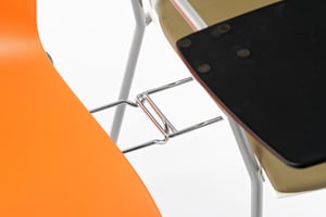 Mit der ausziehbaren Verkettung können die Collegestühle zu festen Reihen verbunden werden