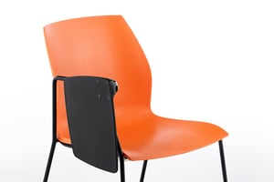 Unser Collegestuhl Berlin ST mit eingeklapptem Schreibtablar