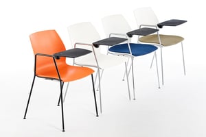 Verschiedene Kunststoff und Polsterfarben können gewählt werden