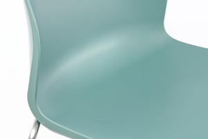 Die Sitzfläche und Rückenleh eist leicht gebogen für ein bequemes Sitzen