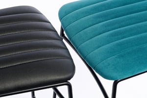 Der Bermuda Barhocker ist in verschiedenen Polstermaterialien ausstattbar