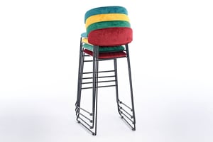 Gestapelt nimmt der Bermuda Barhocker wenig Platz ein