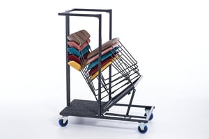 Die gepolsterten Stapelstühle Bermuda auf dem Transportrollwagen