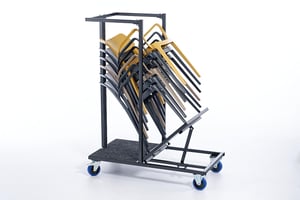 Die Kunststoff Armlehnenstühle auf dem Transportrollwagen