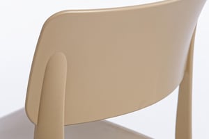 Die Rückenlehne ist einfach und ergonomisch gestaltet