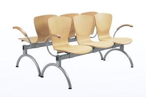 In großen Wartezonen können die Traversenbänke auch aneinander gestellt werden