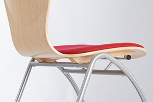 Hier ist die Verarbeitung der Sitzschale und Polsterung gut zu erkennen Hier ist die Verarbeitung der Sitzschale und Polsterung gut zu erkennen