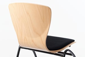 Die Rückenlehnen der Schalenstühle sind ergonomisch geformt Die Rückenlehnen der Schalenstühle sind ergonomisch geformt