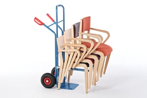 Ein einfacher Transport ist mit der Stuhltransportkarre möglich