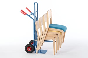 Ein einfacher Transport ist mit der Stuhltransportkarre möglich