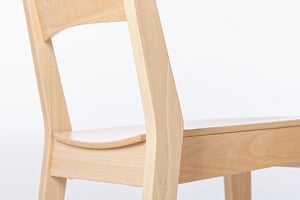 Die Sitzfläche wird durch breites Holz gestützt