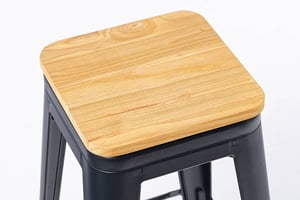 Auf Wunsch gibt es den Hocker mit einer Sitzfläche aus Holz