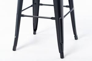 Die nach außen laufenden Stuhlbeine gewähren einen stabilen Stand