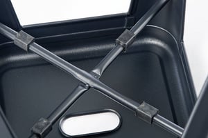 Querstreben unter der Sitzfläche stabilisieren die Stuhlbeine