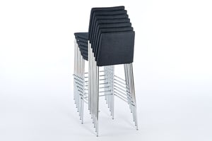 Als Stapel beansprucht der Stuhl nur wenig Platz Als Stapel beansprucht der Stuhl nur wenig Platz