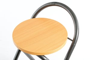 Eine Ausstattungsvariante ist eine Sitzfläche aus Holz