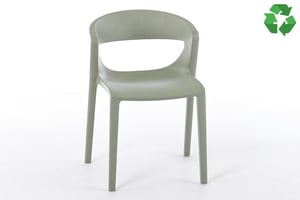 Der nachhaltige Kunststoffstuhl Capri ist aus bereits recyceltem Material hergestellt