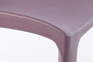 Die Sitzflächen der Kunststoffstühle sind leicht gebogen