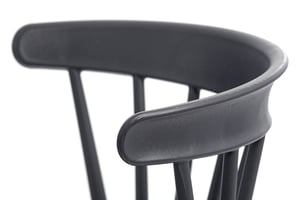 Die gebogene Rückenlehne ist ergonomisch
