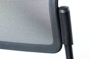 Der Netzrücken ist sauber über den Rahmen der Rückenlehne gezogen