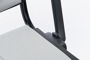 Die Armlehnen werden in den Stuhlseiten eingesteckt Die Armlehnen werden in den Stuhlseiten eingesteckt