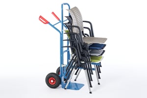 Eine einfachere Transportation ist mit der Stuhltransportkarre möglich Eine einfachere Transportation ist mit der Stuhltransportkarre möglich