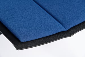 Das abnehmbare Sitzpolster hat die Form der Rückenlehne