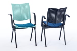 Der bequeme Armlehnenstuhl mit abnehmbarer Polsterung