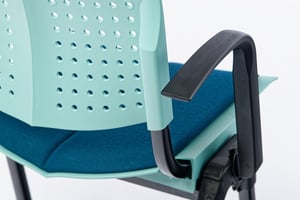 Die Armlehnen werden in der Gestell eingehakt