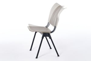 Mit der inBalance Mechanik ist ein fließender Bewegungsablauf nach vorne und hinten bei allen Detroit AL Stühlen möglich