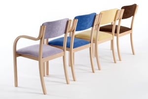 Die offene Rückenlehne sorgt für ein lockeres Design