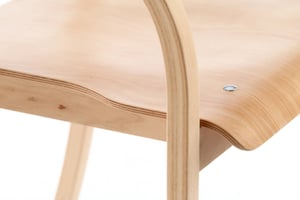 Die Dheli Stühle  mit abgerundeter Sitzfläche
