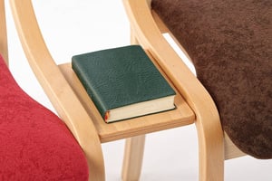 Als Stuhlverbinder ist dieses Ablagebrett nützlich