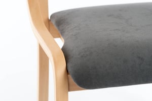 Das Gestell und die farbige Sitzpolsterung ergeben ein interssantes Design