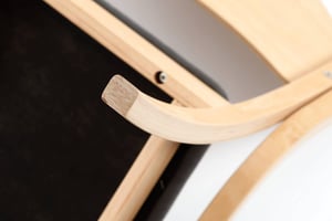 Das Schichtholz  reiht bis ins Gestell