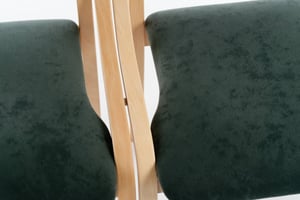 Die Dheli-Stühle lassen sich eng miteinander verbinden