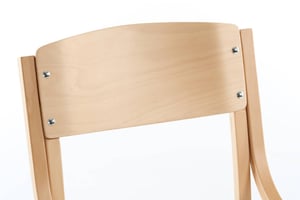 Die Rückenlehne ist leicht gebogen