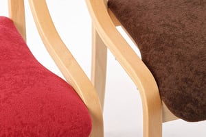 Die Halter des Ablagebrettes können unter dem Stuhlgeschoben werden