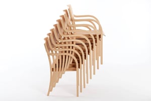 Die Stühle aus Vollholz lassen sich platzsparend stapeln