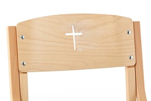 In der Rückenlehne kann eine Kreuzausfräsung gewählt werden