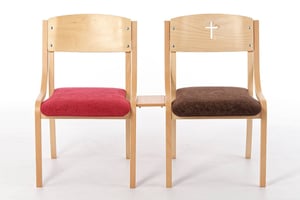 Verschiedene Stuhlverbinder stehen zur Auswahl