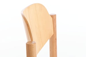 Die Holzrückenlehne ist leicht gebogen