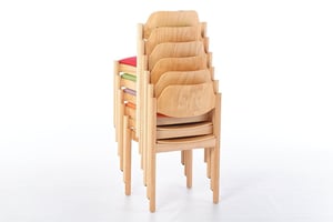 Platzsparend können die Stühle gestapelt werden