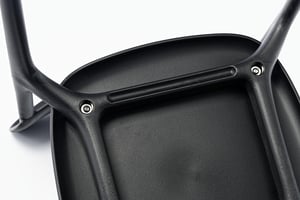 Das Stuhlgestell ist sicher durch Schrauben am Sitz befestigt Das Stuhlgestell ist sicher durch Schrauben am Sitz befestigt