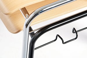 Die Querstangen am Gestell der Holzstühle schützen die Stühle beim stapeln