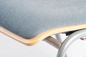 Die Sitzflächen und Polsterungen sind hochwertig verarbeitet