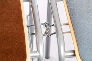 Die Stühle mit Verbinder zum rausziehen lassen sich bei Bedarf schnell einhaken