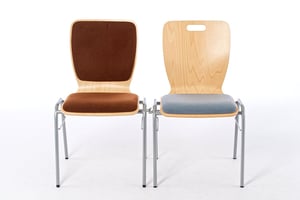 Mit den Stuhlverbindern zum rausziehen halten die Stühle einen festen Abstand