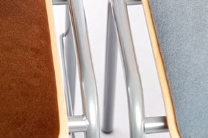 Sollten Stuhlverbinder nicht benötigt werden lassen sich diese einfach unter der Sitzfläche schieben